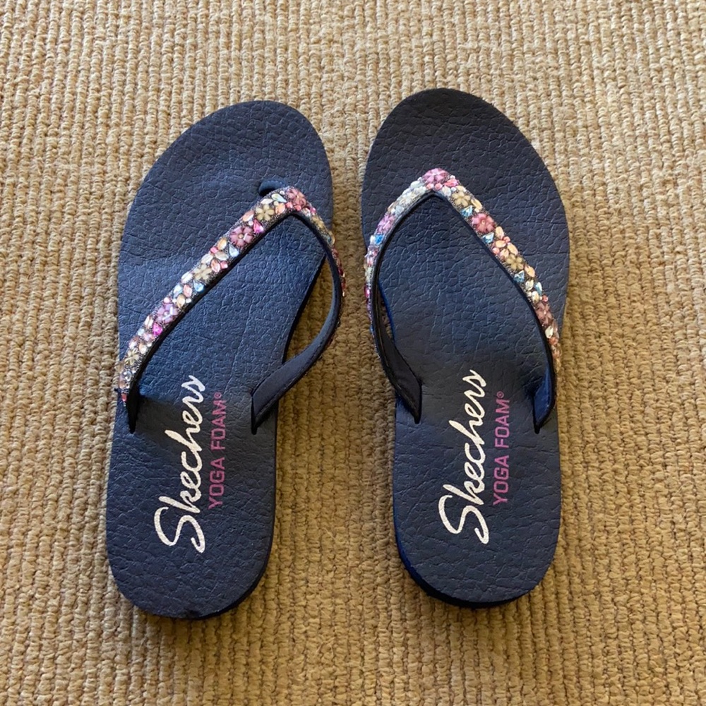NWOT Skechers Yoga Foam Flipflops